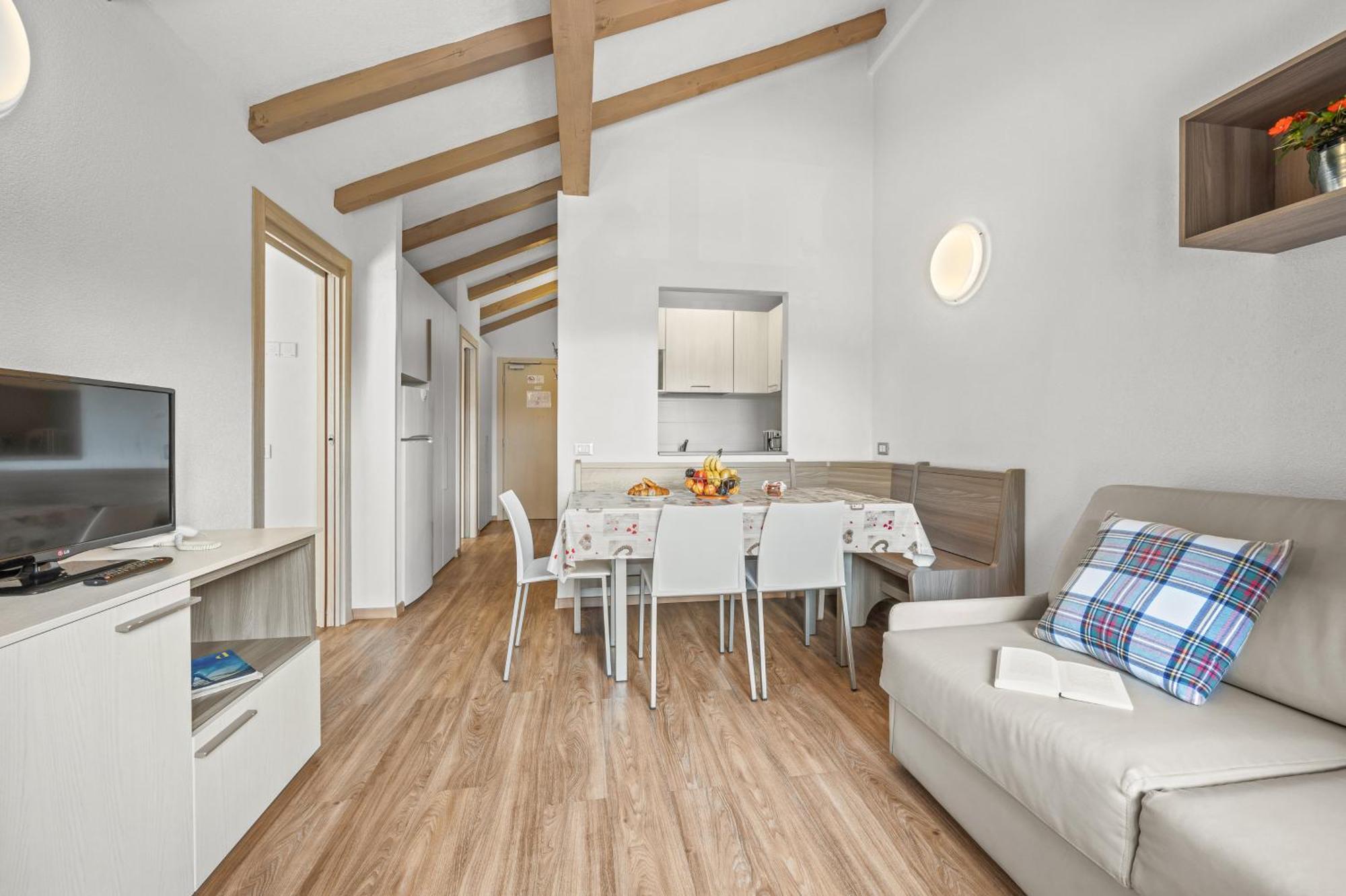 Aparthotel Des Alpes Cavalese Bagian luar foto