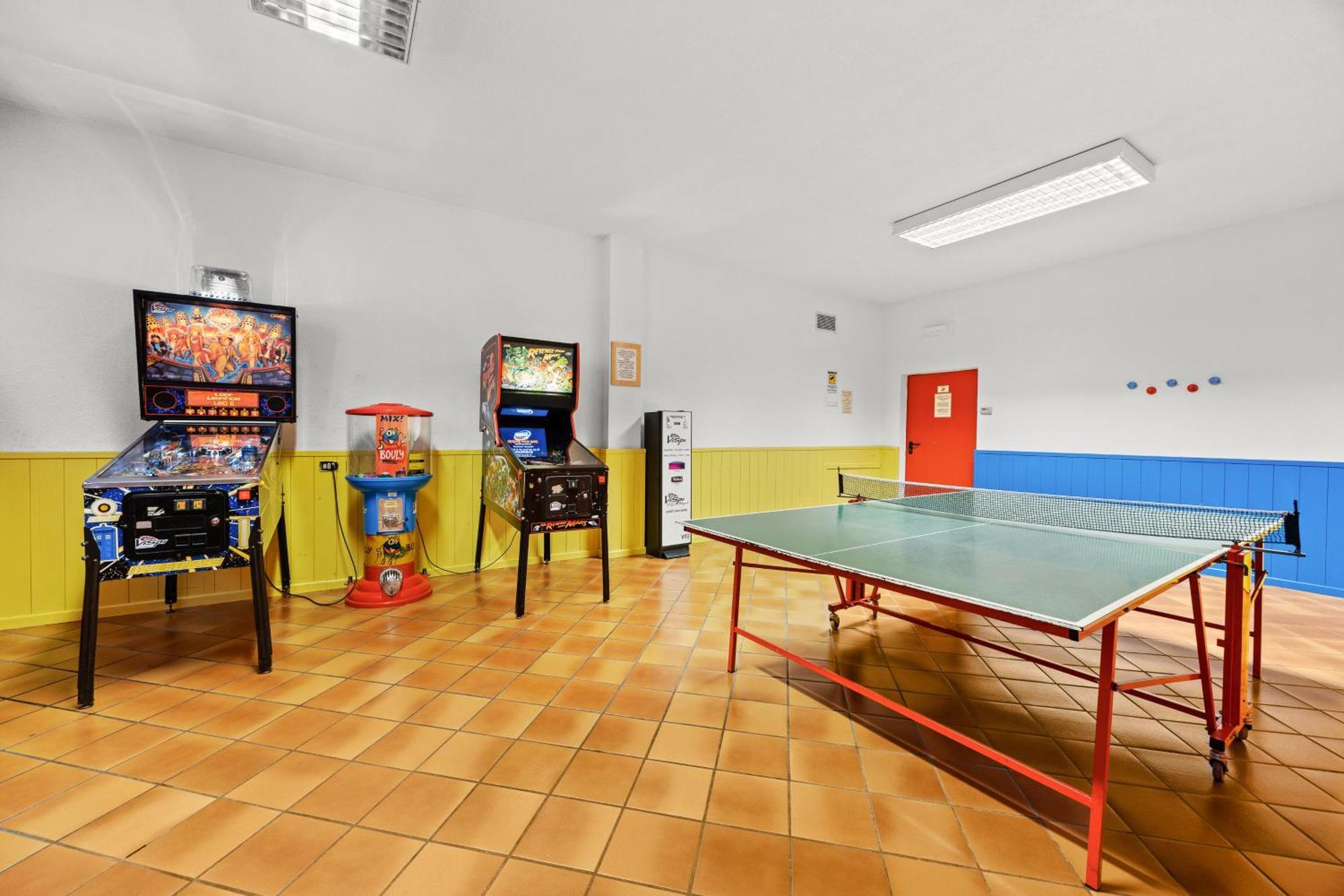 Aparthotel Des Alpes Cavalese Bagian luar foto