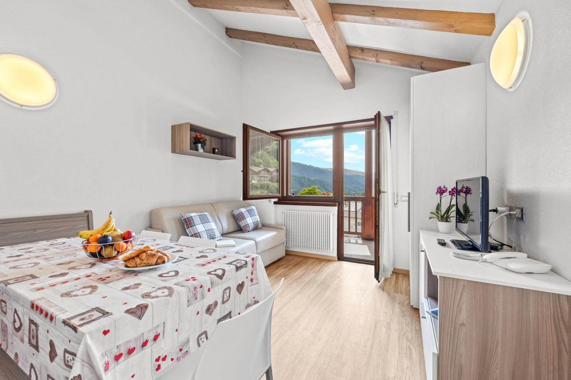 Aparthotel Des Alpes Cavalese Bagian luar foto