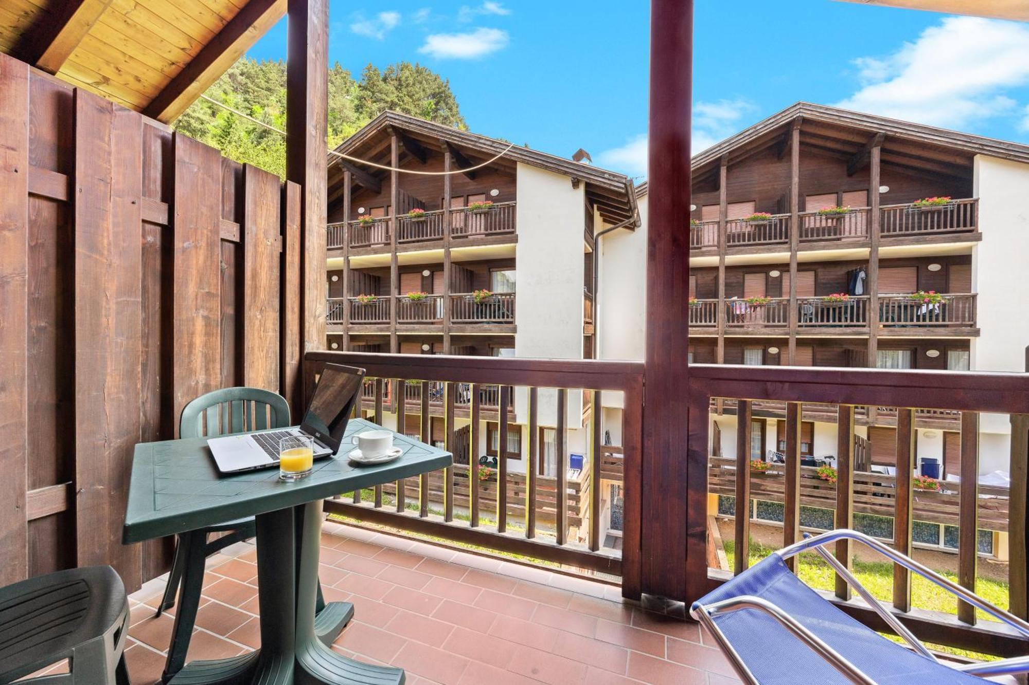 Aparthotel Des Alpes Cavalese Bagian luar foto