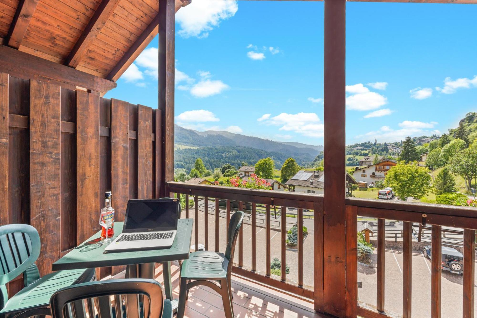Aparthotel Des Alpes Cavalese Bagian luar foto