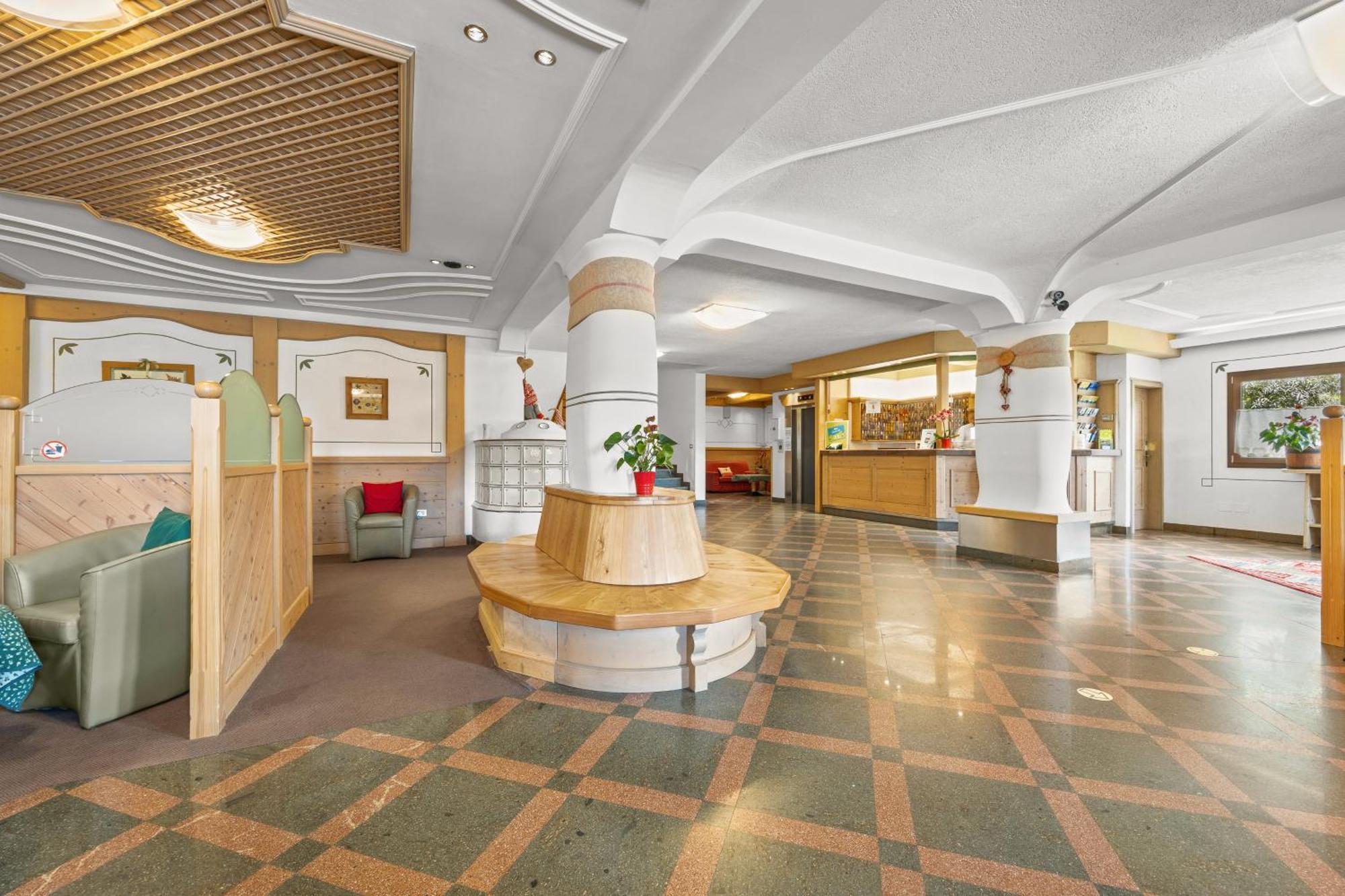 Aparthotel Des Alpes Cavalese Bagian luar foto