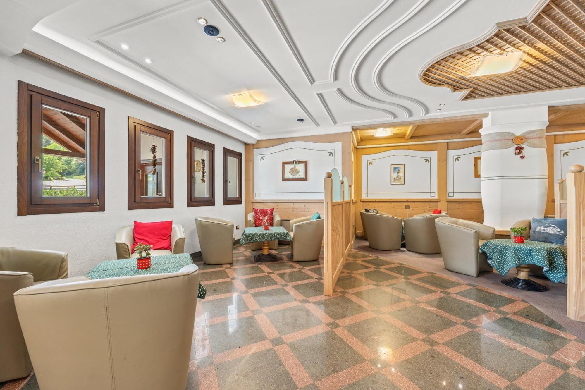 Aparthotel Des Alpes Cavalese Bagian luar foto