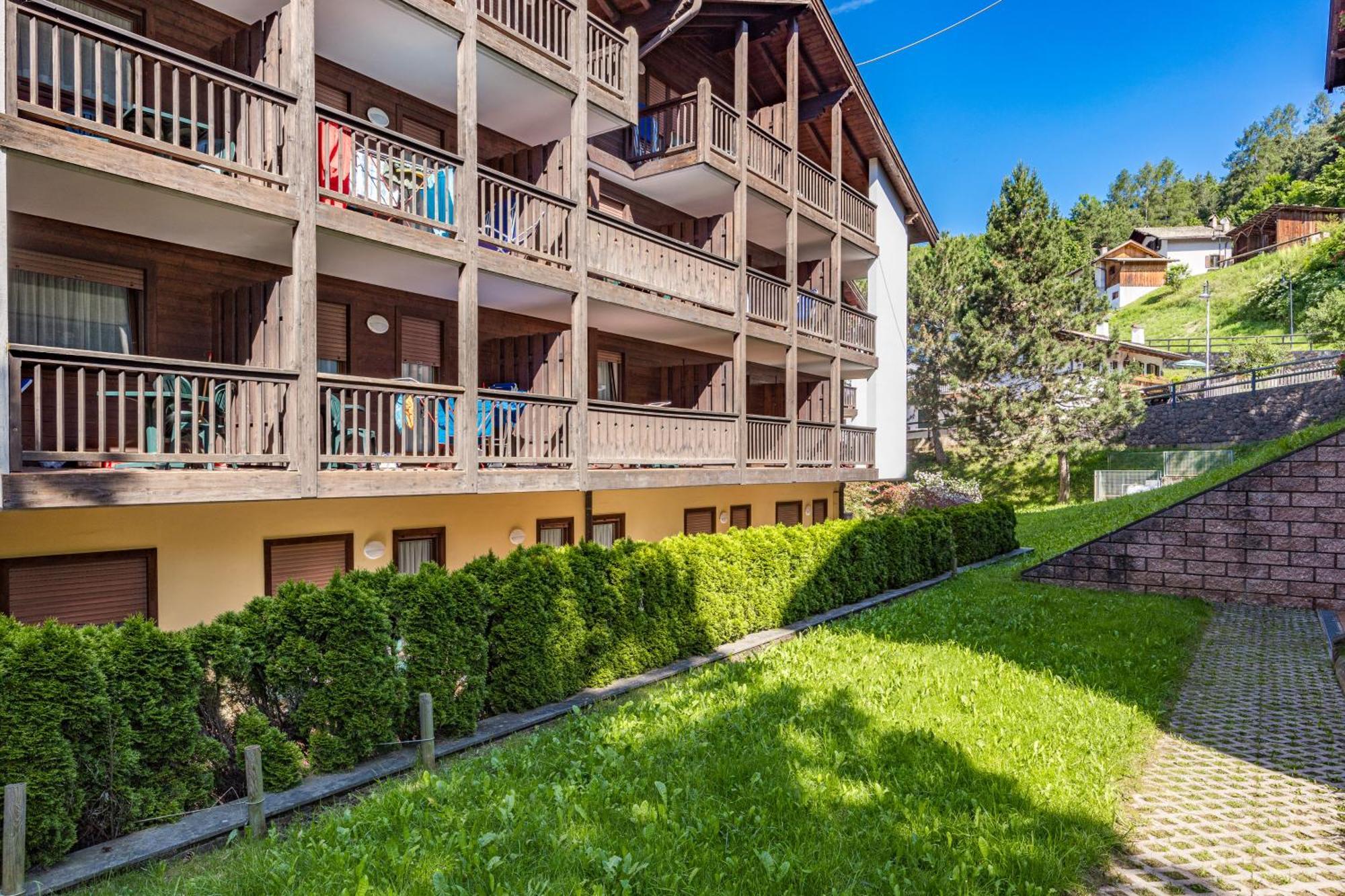 Aparthotel Des Alpes Cavalese Bagian luar foto