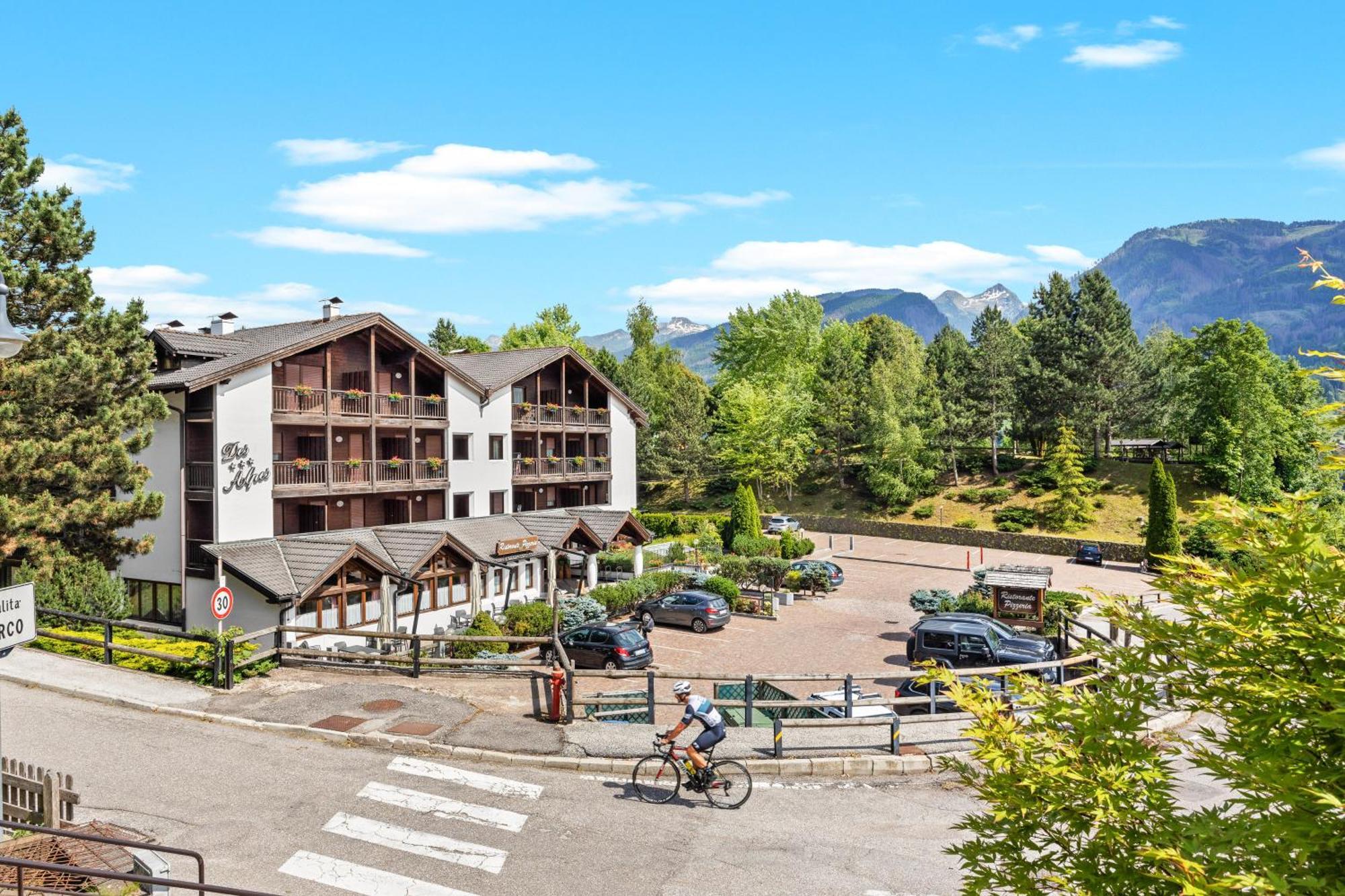 Aparthotel Des Alpes Cavalese Bagian luar foto