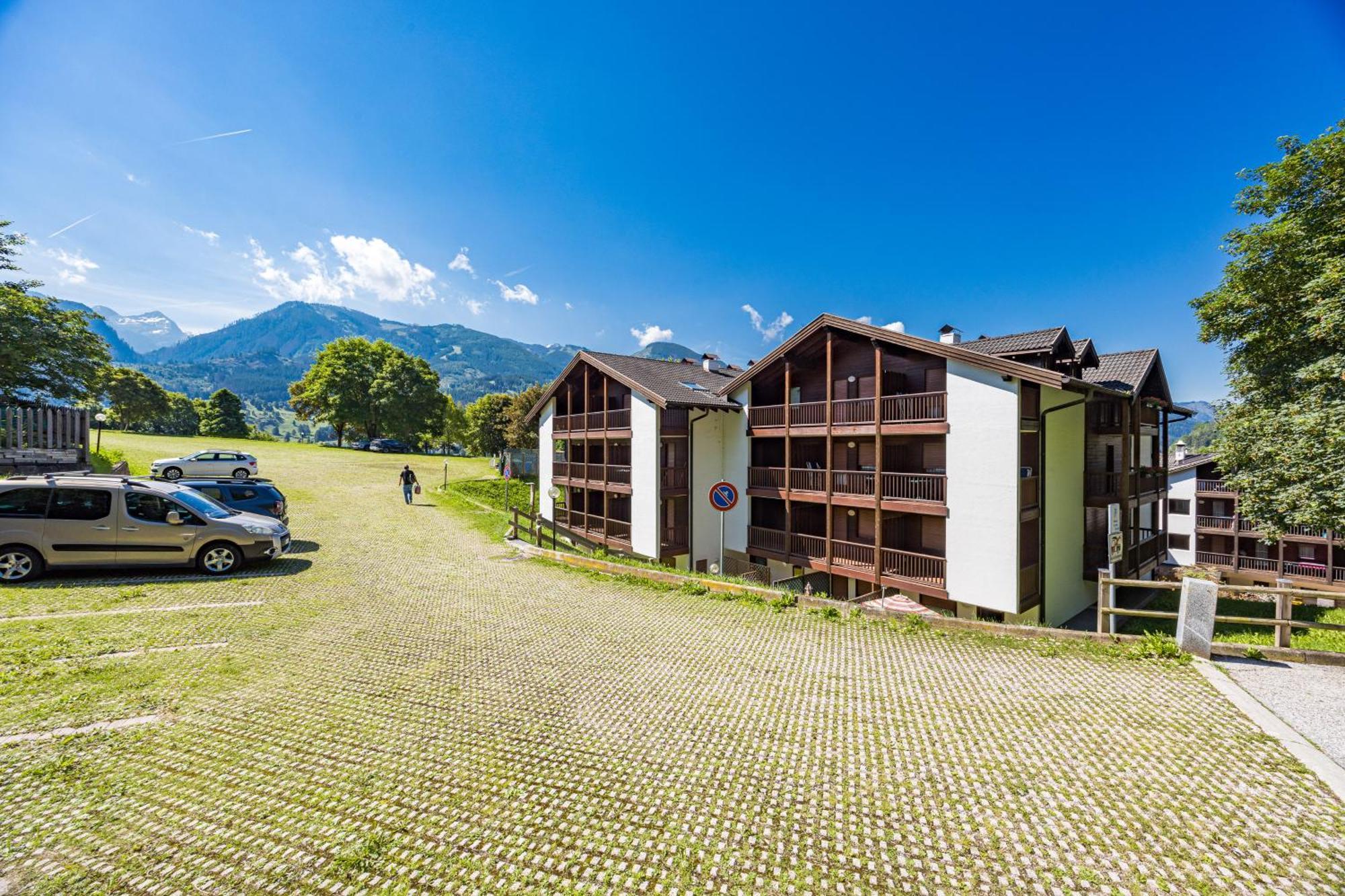 Aparthotel Des Alpes Cavalese Bagian luar foto
