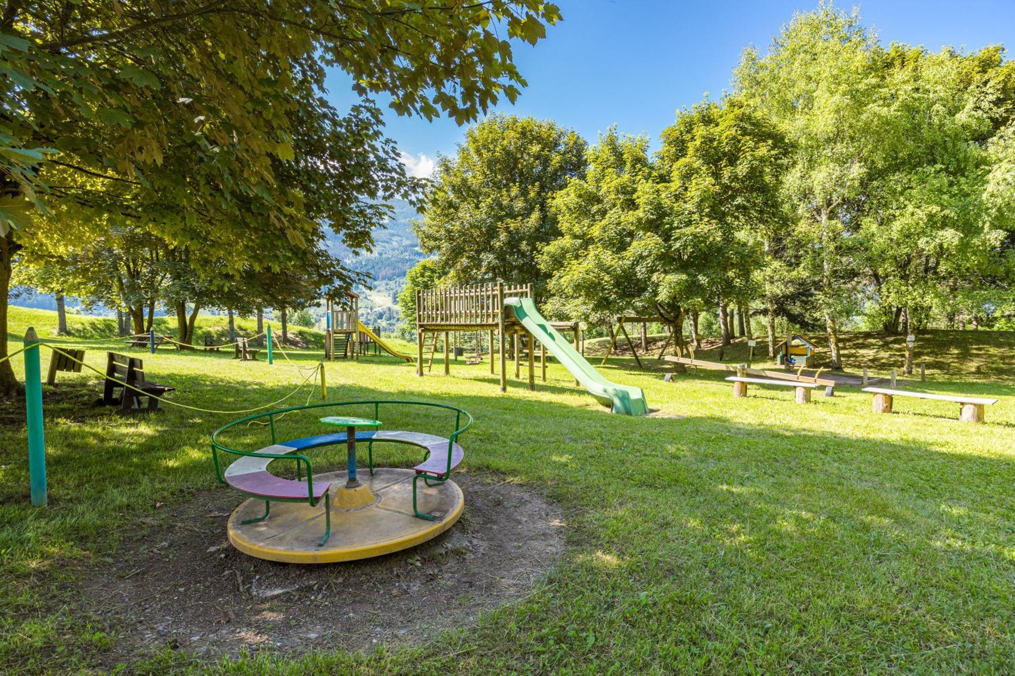 Aparthotel Des Alpes Cavalese Bagian luar foto