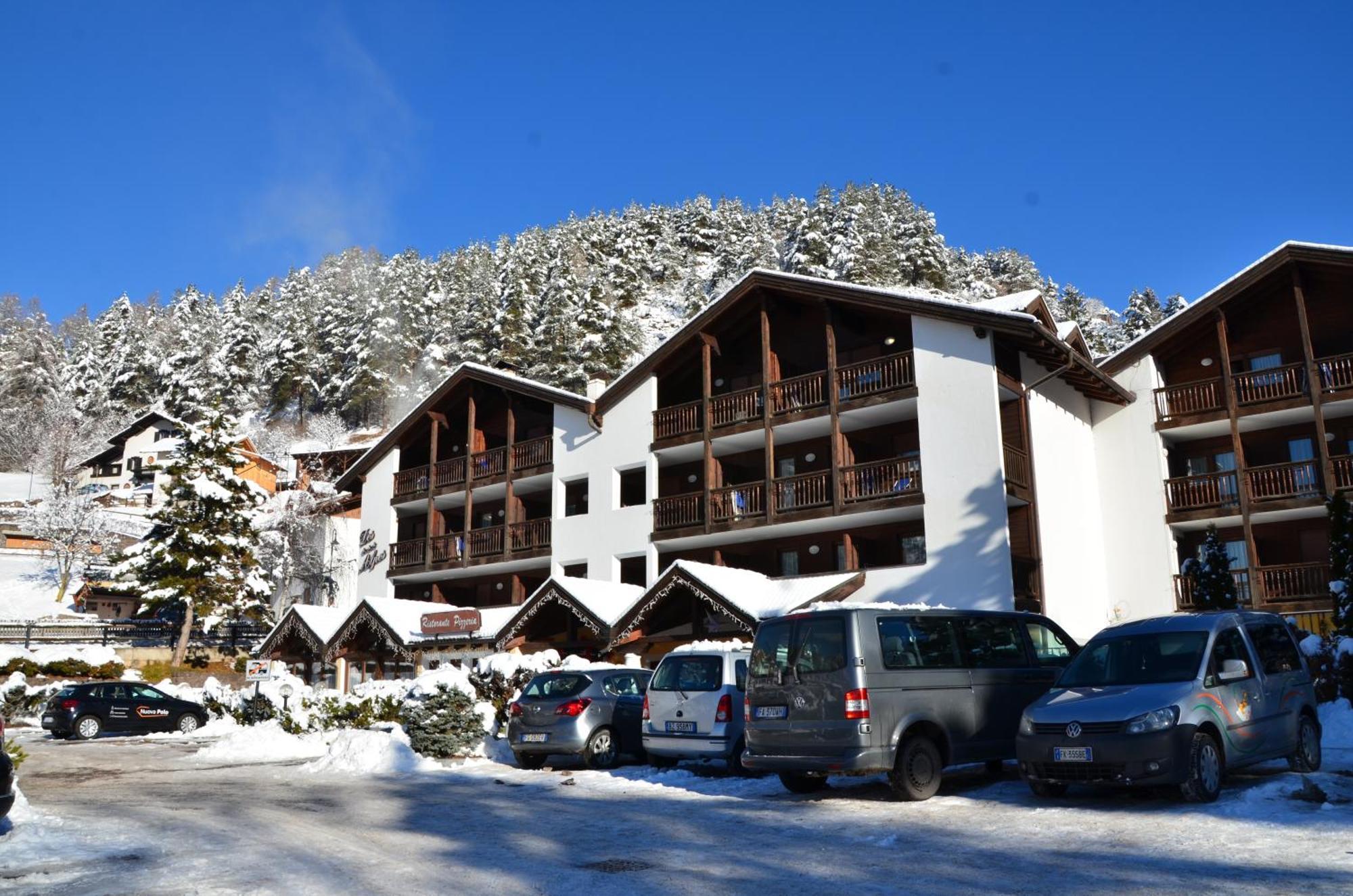 Aparthotel Des Alpes Cavalese Bagian luar foto